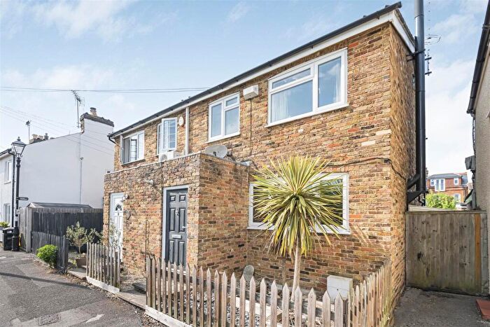 3 Bedroom Semi-Detached House For Sale In Clewer Fields, Windsor, SL4