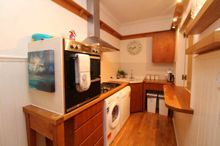 2 Bedroom Flat To Rent In Athole Gardens, Glasgow, G12