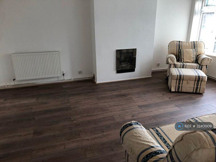 2 Bedroom Flat To Rent In Little Chalfont, Amersham, HP6