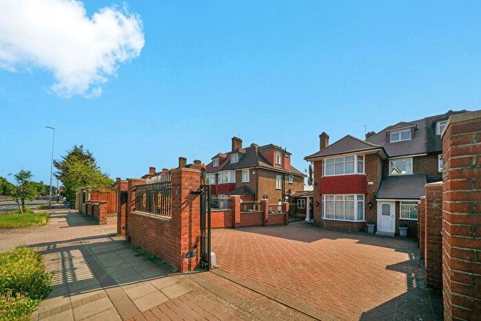 5 Bedroom Property To Rent In Hendon Way, London, NW2