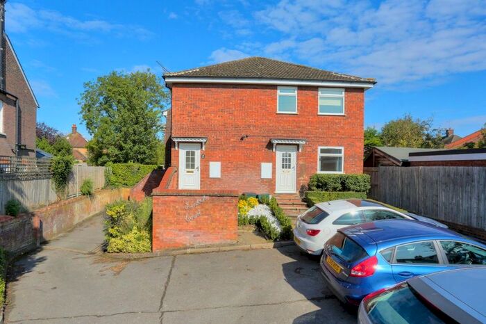 2 Bedroom Maisonette To Rent In Kinloch Court, Harpenden, Hertfordshire, AL5