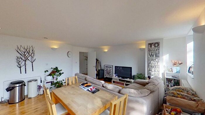 3 Bedroom Flat To Rent In Queensbridge Road, Haggerston, London, E8