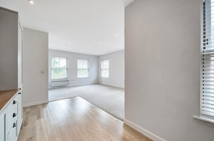 2 Bedroom Apartment For Sale In West End Road, Mortimer Common, Reading, Berkshire, RG7