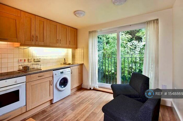 3 Bedroom Flat To Rent In Sparkford Close, Winchester, SO22