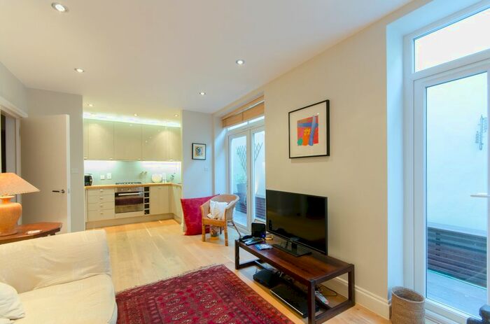 2 Bedroom Flat To Rent In Whateley Road, London, SE22