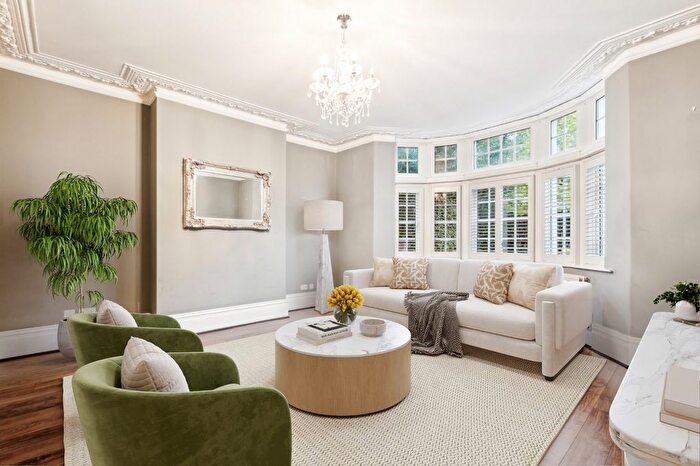 6 Bedroom Terraced House For Sale In Old Oak Road, Askew Village, W3