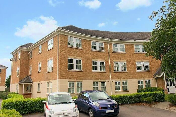 2 Bedroom Flat To Rent In Hurworth Avenue, Slough, Berkshire, SL3