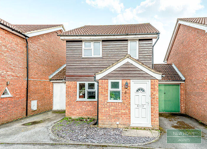 3 Bedroom Detached House For Sale In Dunbar Road, Frimley, Camberley, GU16