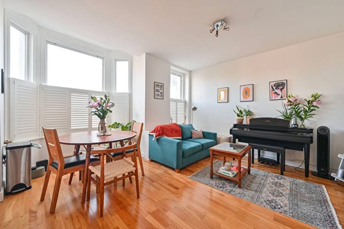 2 Bedroom Flat For Sale In Wandsworth Road, Clapham, London, SW8