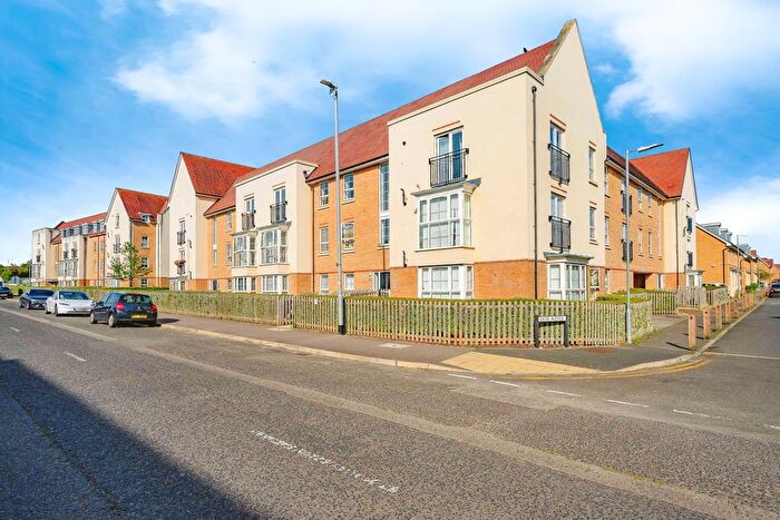 2 Bedroom Flat For Sale In Frenchs Avenue, Dunstable, Bedfordshire, LU6