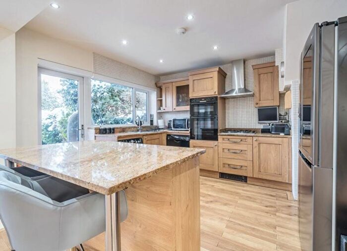 4 Bedroom Detached House For Sale In Robson Close, Enfield, EN2