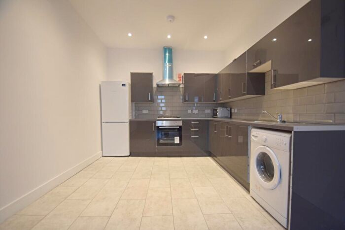 3 Bedroom Flat To Rent In City Road, Roath, CF24