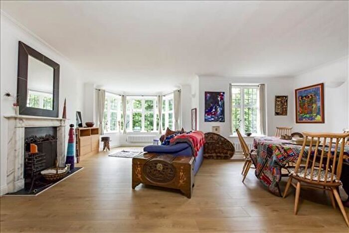 2 Bedroom Flat To Rent In Highlands Heath, London, SW15