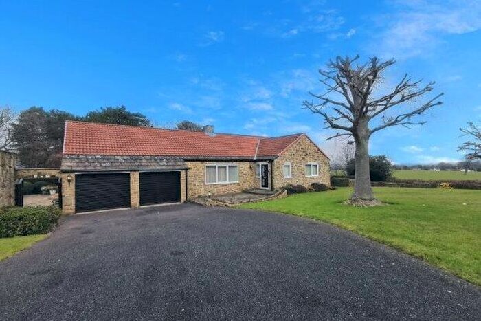 4 Bedroom Bungalow To Rent In Martin Grove, Wakefield, WF2