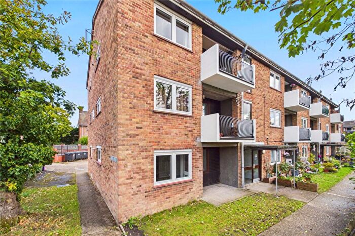 2 Bedroom Apartment For Sale In Turners Drive, Thatcham, Berkshire, RG19