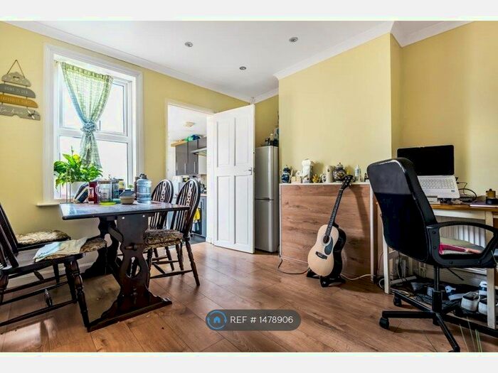 4 Bedroom Terraced House To Rent In Cumberland Road, Reading, RG1