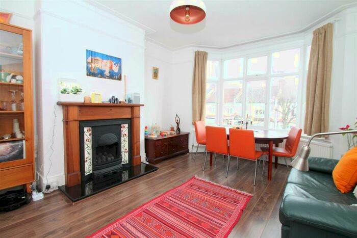 2 Bedroom Flat To Rent In Caversham Avenue, London, N13