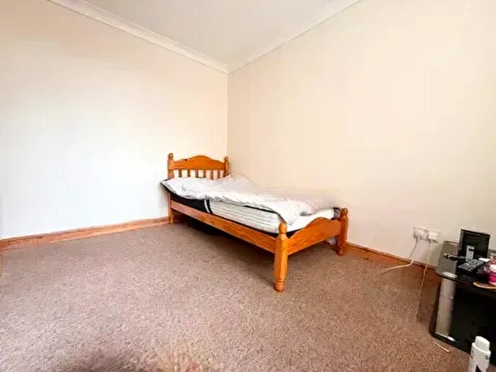 5 Bedroom Semi-Detached House To Rent In Halfway Avenue, LU4