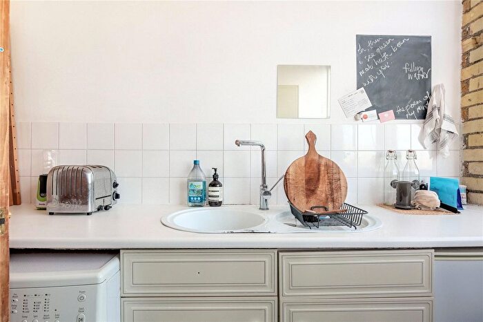 1 Bedroom Flat For Sale In Colonnades Apartments, Sylvester Road, London, E8