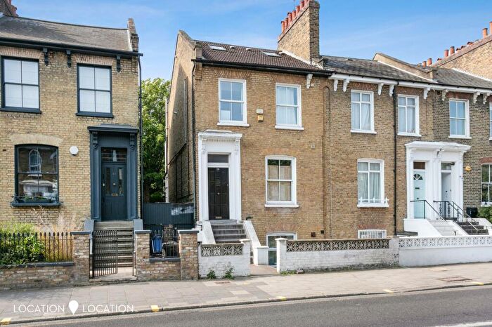 2 Bedroom Flat To Rent In Graham Road, London, E8