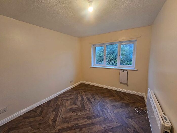 2 Bedroom Flat To Rent In Beresford Gardens, Hounslow, TW4