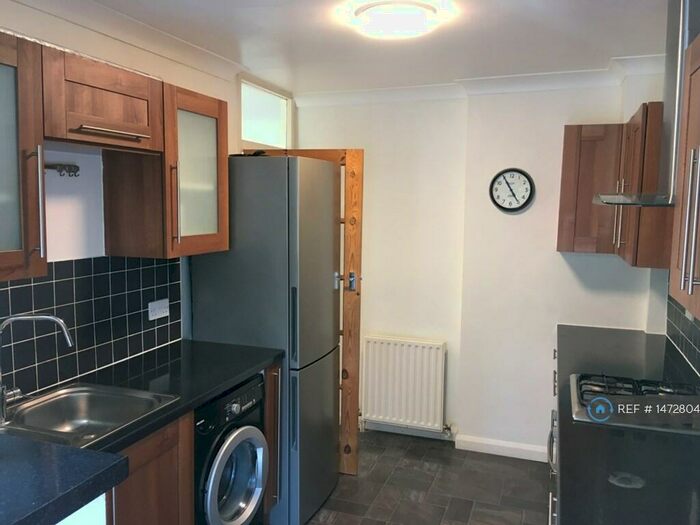 2 Bedroom Flat To Rent In Amblecote Road, London, SE12