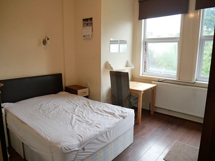 Studio To Rent In Northumberland Avenue, Isleworth, TW7