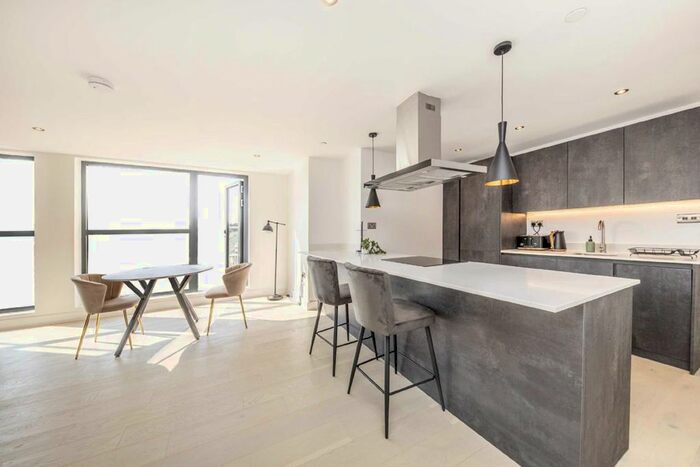 1 Bedroom Flat For Sale In High Street, Weybridge, KT13