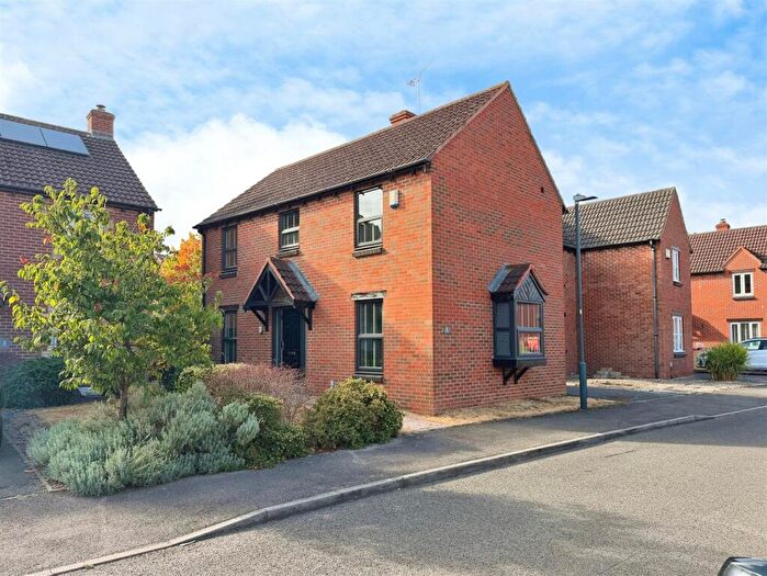 3 Bedroom Detached House For Sale In Dogberry Way, Heathcote, Warwick, CV34