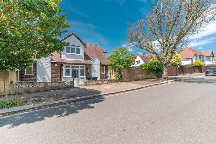 4 Bedroom Semi Detached House For Sale In Hale Drive, Mill Hill, London, NW7