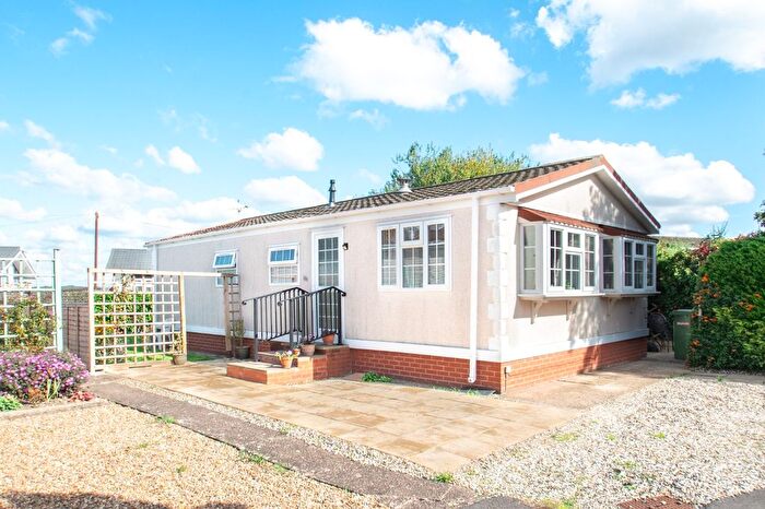2 Bedroom Mobile/park Home For Sale In Woodcot Park, Wilmcote, Stratford-Upon-Avon, Warwickshire, CV37