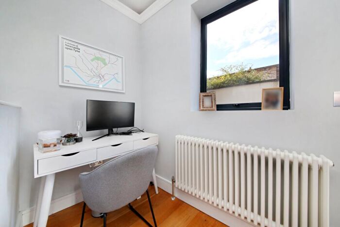 3 Bedroom Terraced House For Sale In Battersea Bridge Road, Battersea Park, SW11