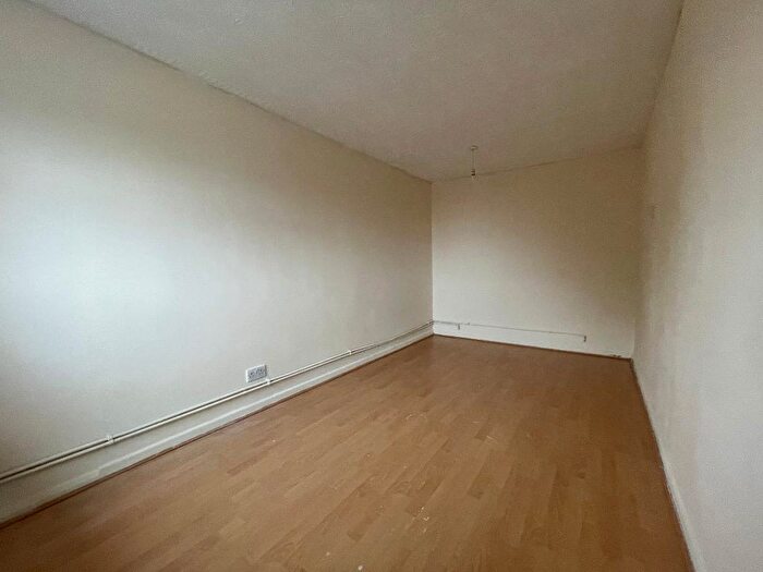 2 Bedroom Apartment For Sale In Sundon Park Parade, Sundon Park, Luton, Bedfordshire, LU3