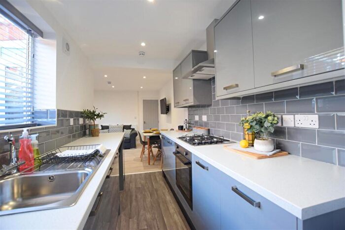 5 Bedroom End Of Terrace House To Rent In Abbot Street - Student Ensuite House - /, LN5
