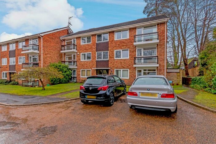 2 Bedroom Flat To Rent In Hillbrook Gardens, Weybridge, KT13