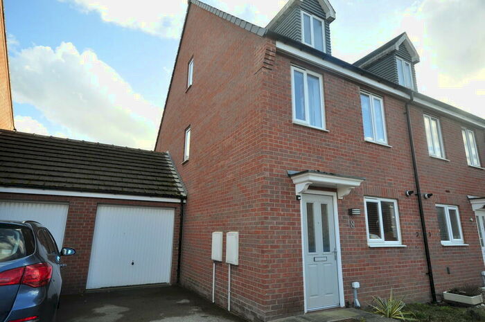 3 Bedroom Semi-Detached House To Rent In Hetton Drive, Chesterfield, S45