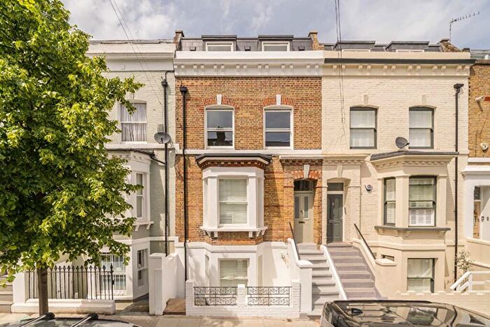3 Bedroom Flat For Sale In Mallinson Road, Between The Commons, SW11