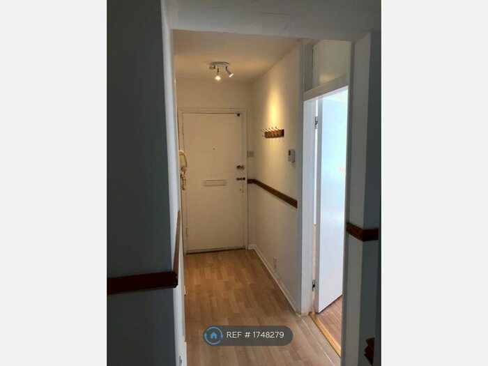 2 Bedroom Flat To Rent In Garratt Lane, Earlsfield, SW17