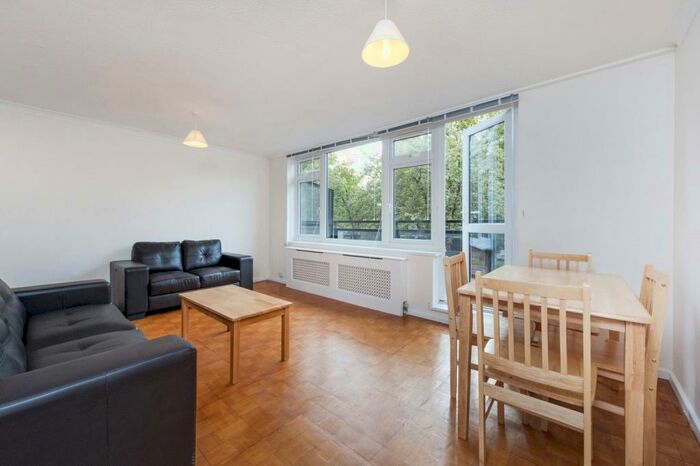 3 Bedroom Flat To Rent In Lockwood Square, London, SE16