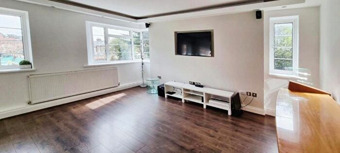 3 Bedroom Flat To Rent In Mulberry Close, Hendon, London, NW4