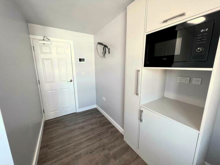 5 Bedroom House Of Multiple Occupation To Rent In Milton Road, Swanscombe, Kent, DA10