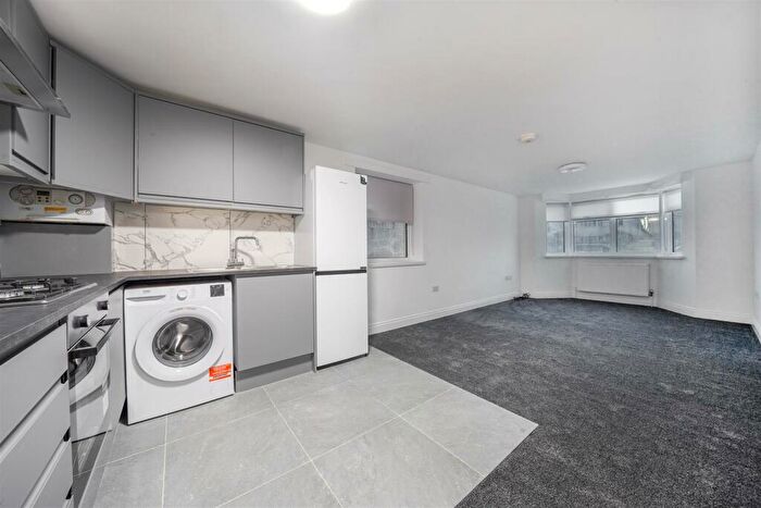 2 Bedroom Flat To Rent In Hendon Way, Childs Hill, London, NW2