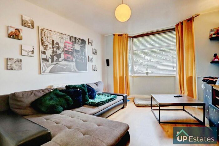 3 Bedroom Semi-Detached House For Sale In St James Lane, Coventry, CV3