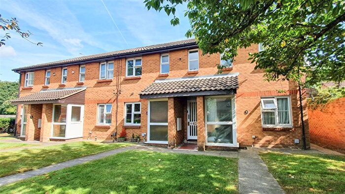 1 Bedroom Flat To Rent In Abbotswood Way, Hayes, UB3