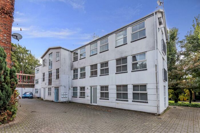 1 Bedroom Apartment To Rent In West Wycombe Road, High Wycombe, HP11
