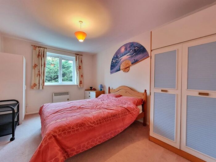 1 Bedroom Flat For Sale In Express Drive, Goodmayes, Ilford, IG3