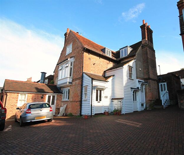 3 Bedroom Flat To Rent In South Street, Dorking, RH4