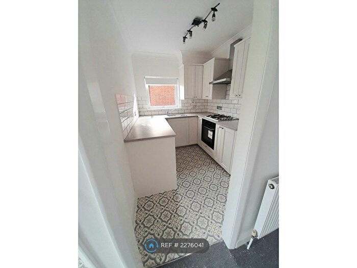 2 Bedroom Flat To Rent In Queens Road, Weybridge, KT13