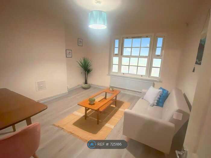 3 Bedroom Flat To Rent In London, London, SE15