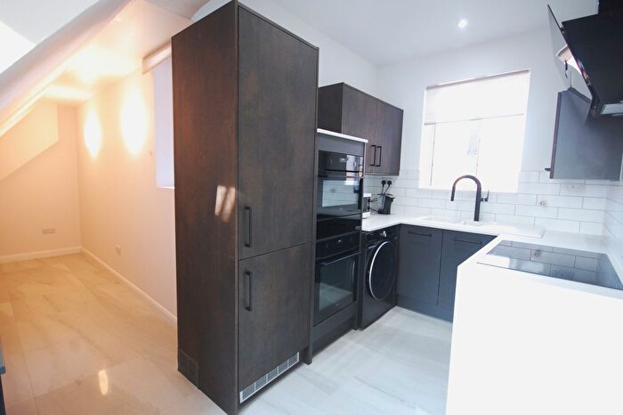 1 Bedroom Flat To Rent In Hammersmith Road, London, W6